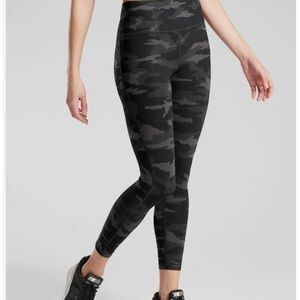 Athleta Ultimate Stash Pocket 7/8 Tight Black Camo size XL